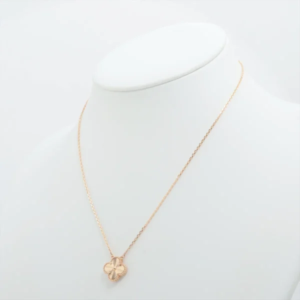 Luxurious Gold Clover Pendant Necklace